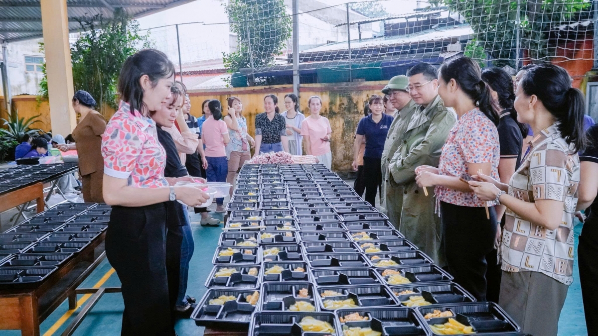 Lãnh đạo xã Mậu A kiểm tra, chỉ đạo việc hỗ trợ người dân