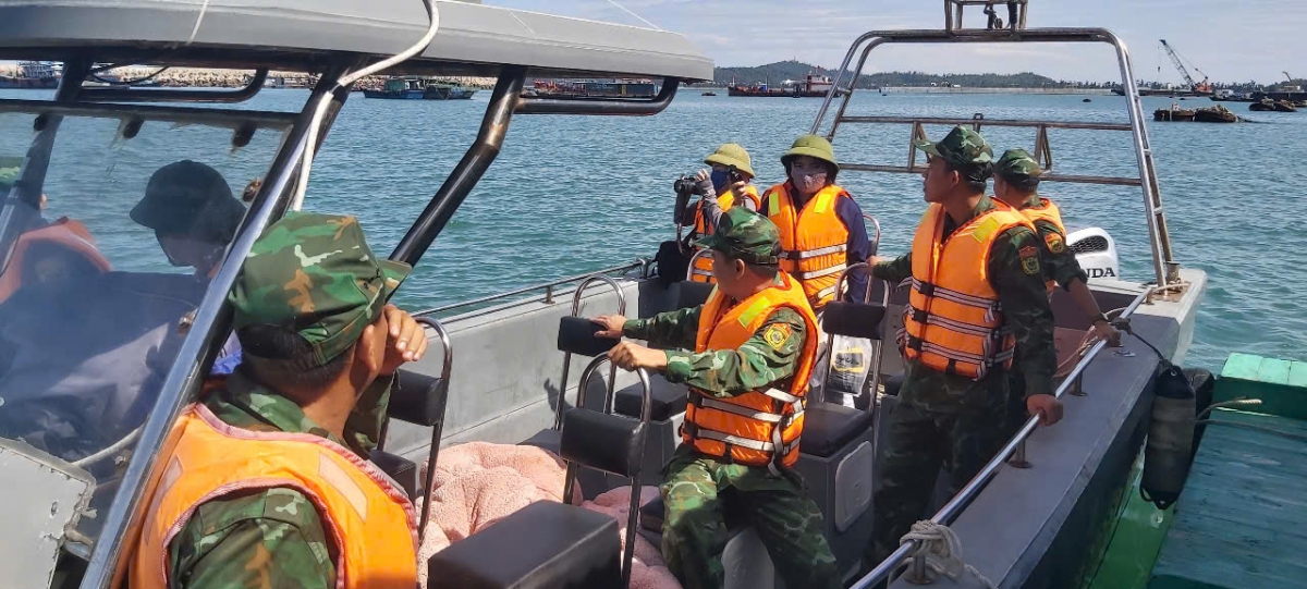 Lực lượng biên phòng Cô Tô kêu gọi ngư dân về bờ để phòng tránh bão số 10 (bão Bualoi)