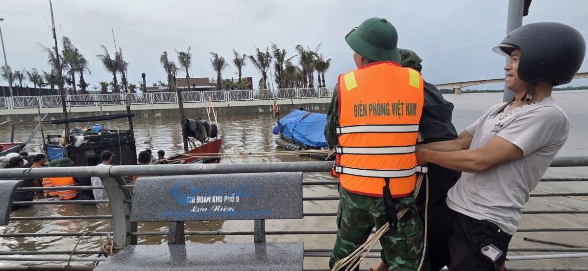 Lực lượng Biên phòng và ngư dân giúp dân trục vớt tàu.