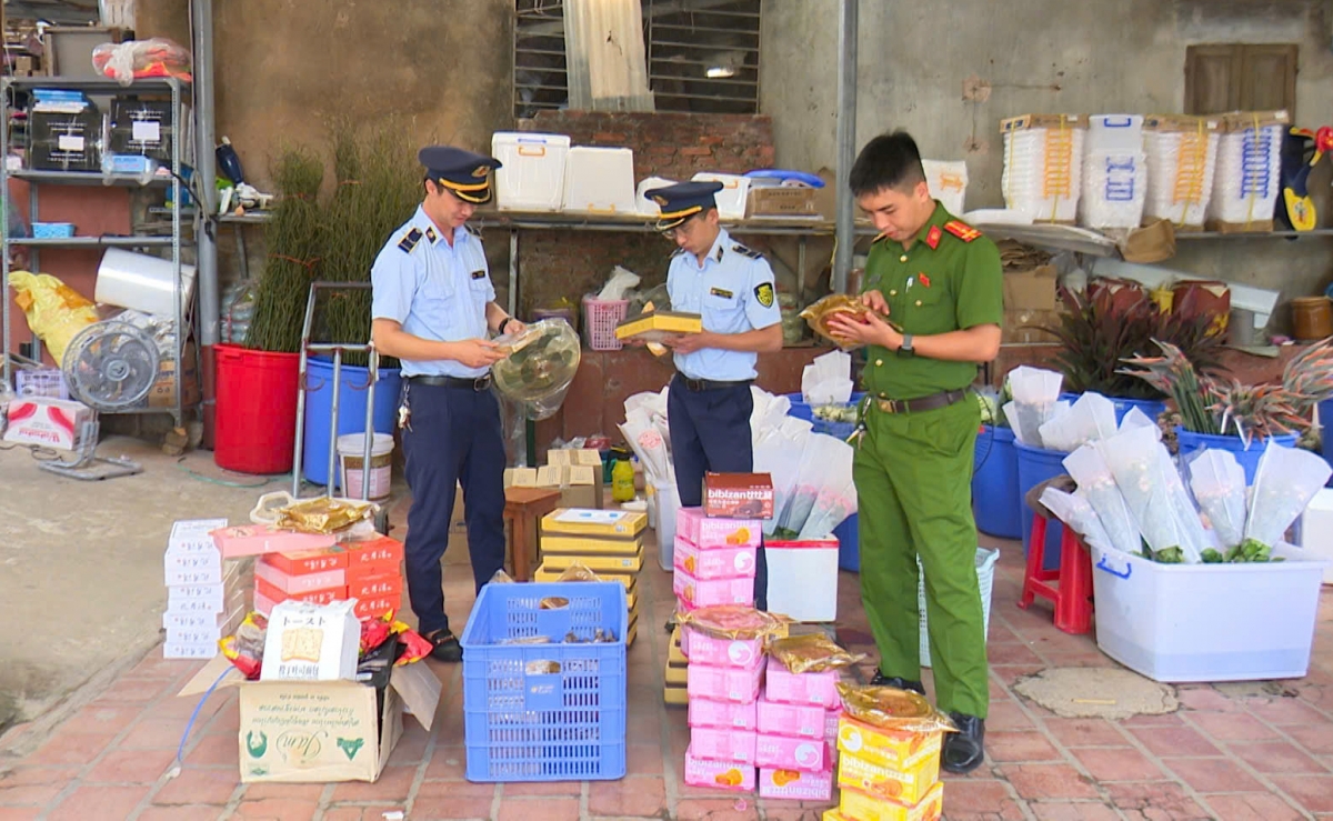 Lực lượng chức năng kiểm tra số hàng hóa không rõ nguồn tại hộ kinh doanh trên địa bàn phường Kỳ Lừa, tỉnh Lạng Sơn.