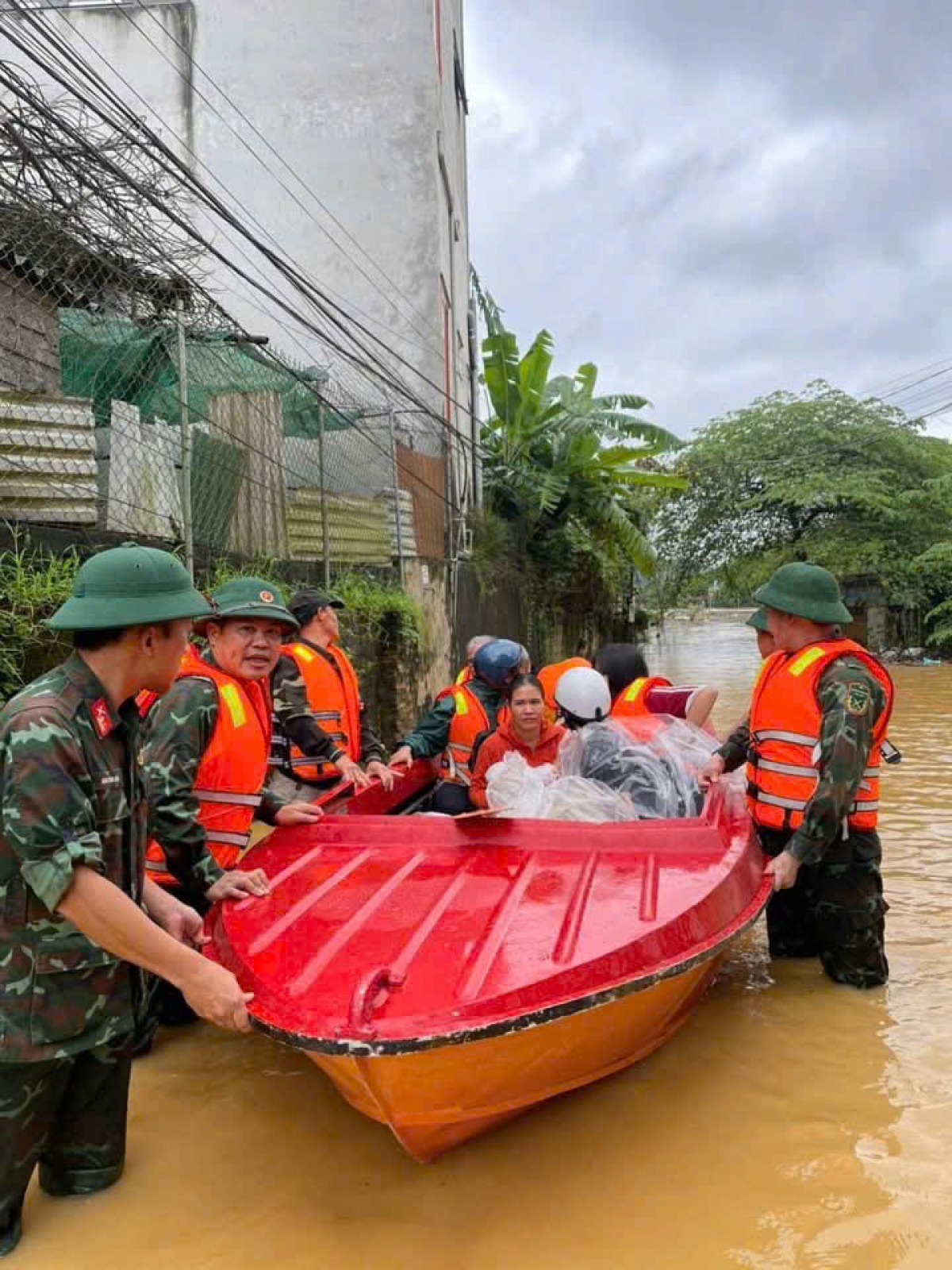 Lực lượng chức năng tổ chức di chuyển người dân ra khỏi khu vực nguy hiểm