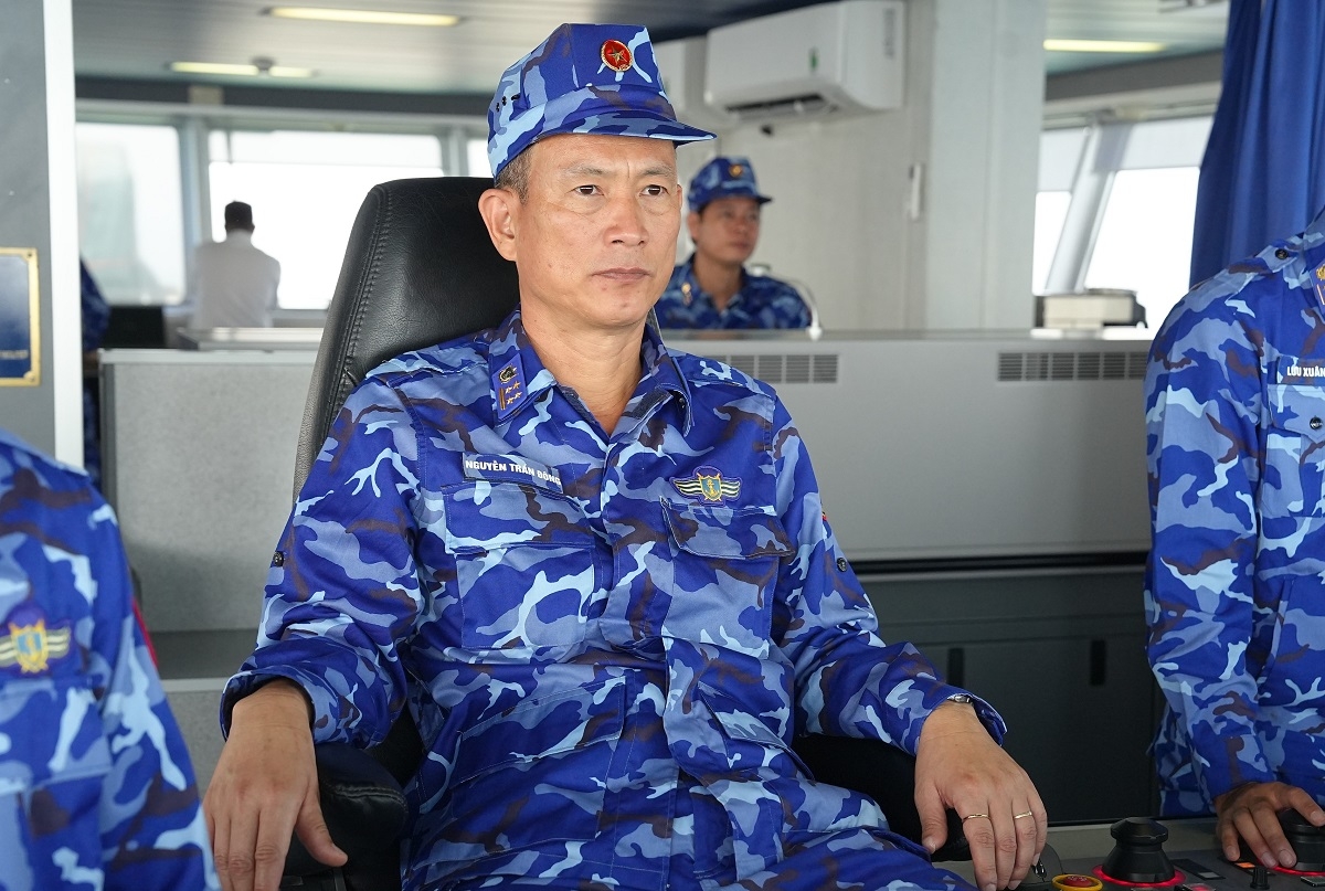 Đại tá Nguyễn Trần Đông trực tiếp theo dõi và chỉ huy luyện tập trên tàu CSB 8001.