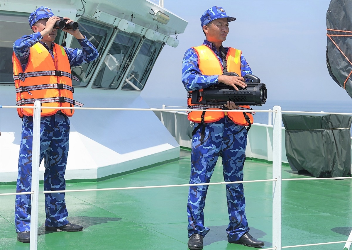 Trao đổi thông tin bằng tín hiệu ánh đèn.