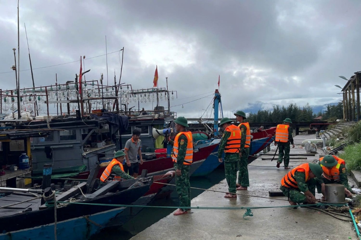 Neo đậu tàu thuyền ứng phó với bão số 10.
