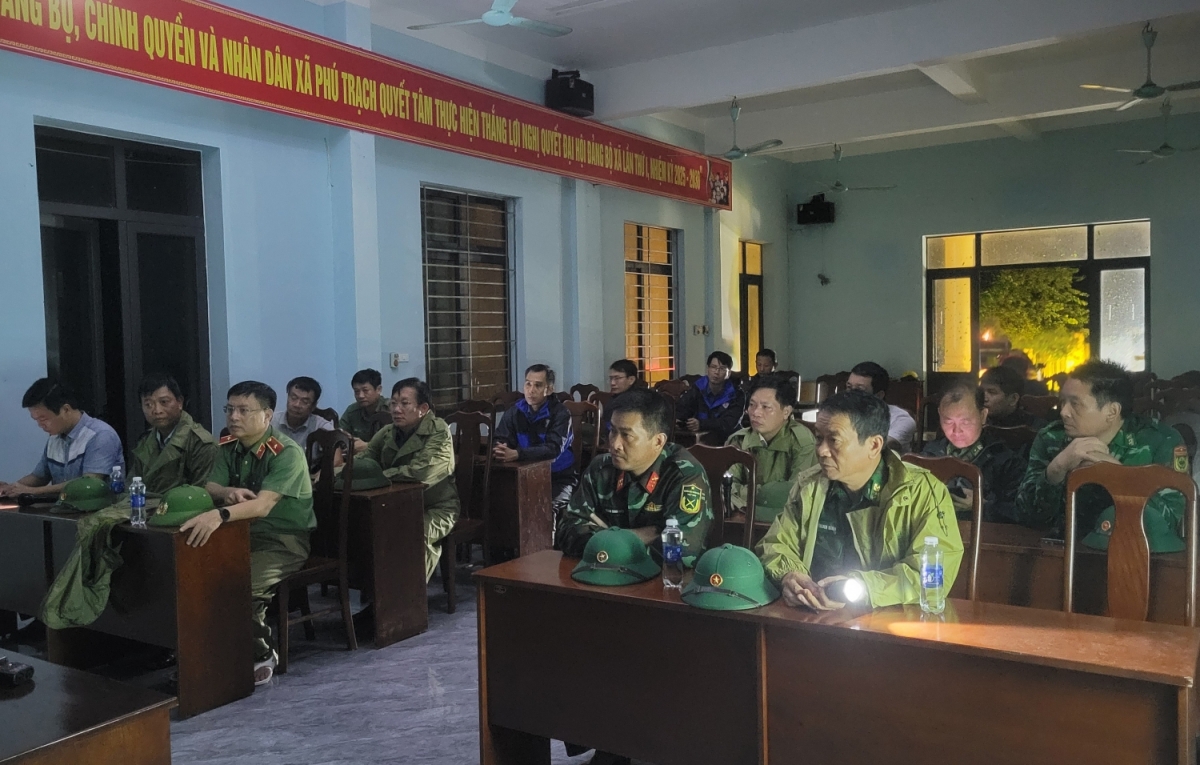 Ngay trong đêm, Ban chỉ huy Phòng thủ dân sự tỉnh Quảng Trị cùng chính quyền xã Phú Trạch họp bàn phương án khắc phục thiệt hại sau bão số 10.
