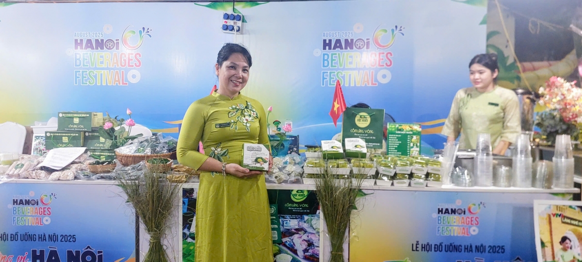 Nghệ nhân Nguyễn Thị Thu Huyền tại Gian hàng Cốm Mộc Huyền - Lễ hội Đồ uống Hà Nội 2025