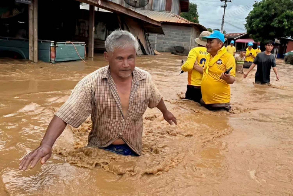 Người dân lội qua dòng nước lũ tại huyện Lom Kao, tỉnh Phetchabun, Thái Lan ngày 31/8/2025. (Ảnh: Soonthorn Kongwarakom/Bangkok Post)