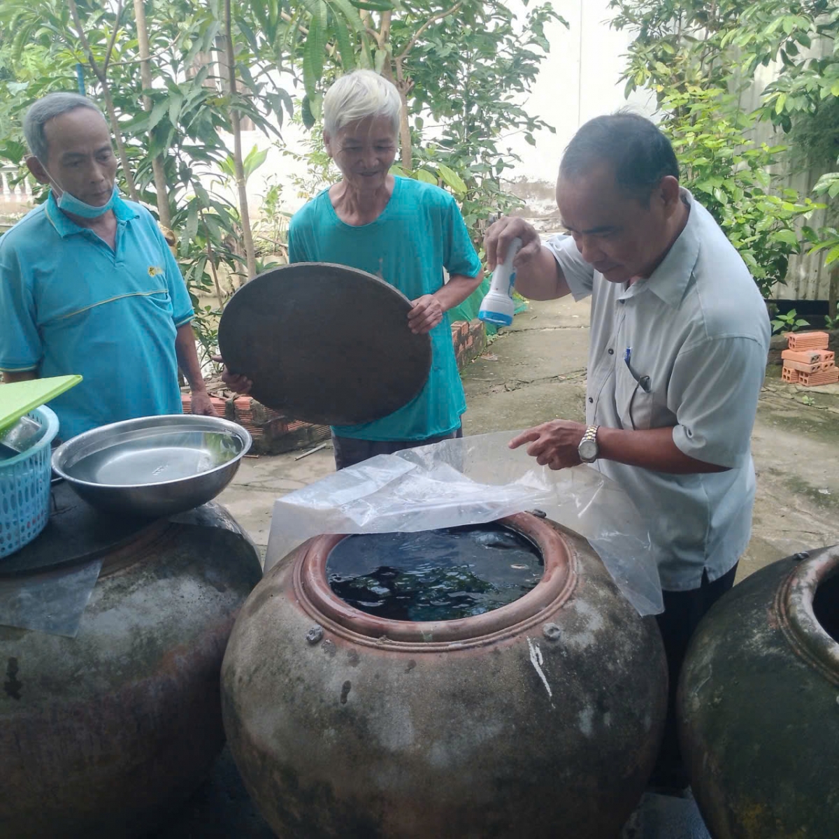 Người dân phường Mỹ Phong tổ chức tuyên truyền, vận động người dân phòng bệnh sốt xuất huyết.