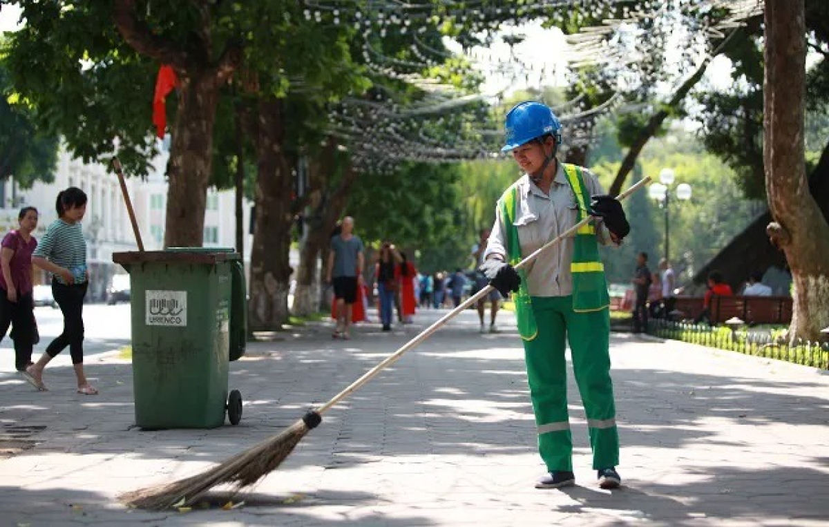 Nhân viên vệ sinh thu gom rác trên phố Đinh Tiên Hoàng