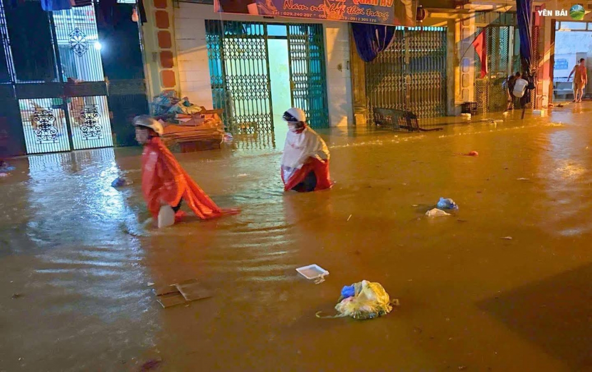 Nhiều khu vực tại phường Yên Bái bị ngập nước.