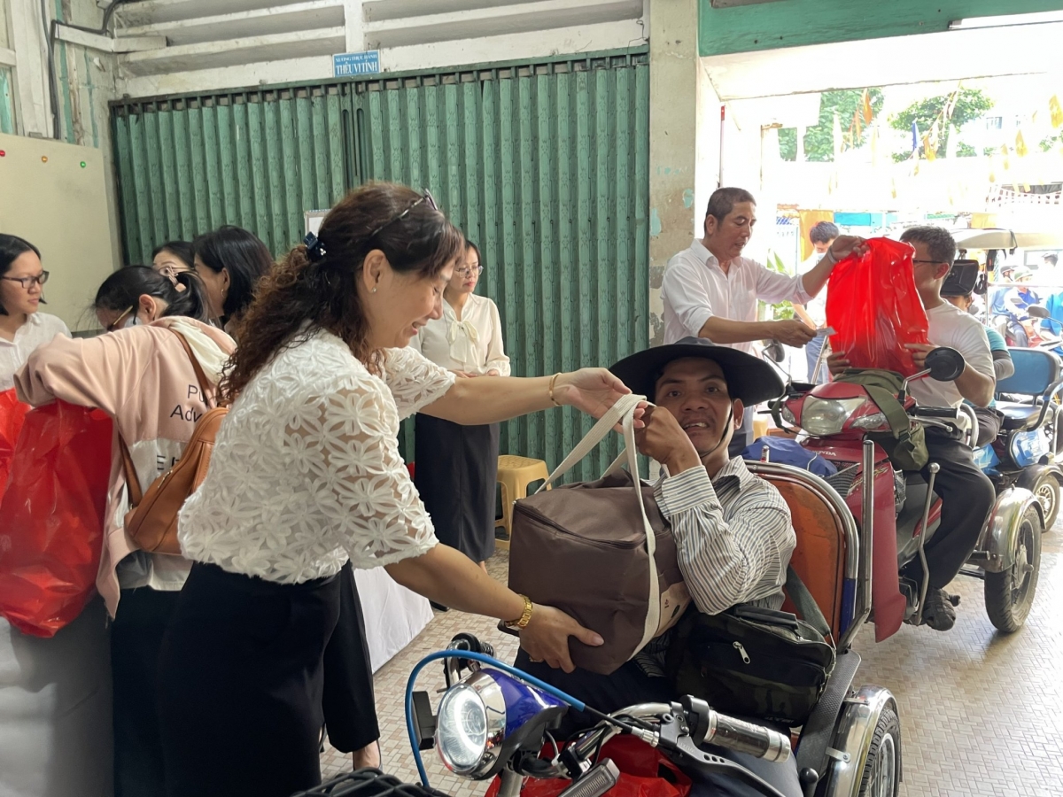 Nhiều lao động là người khuyết tật được tặng các phần quà yêu thương tại ngày hội (Ảnh Kim Dung).