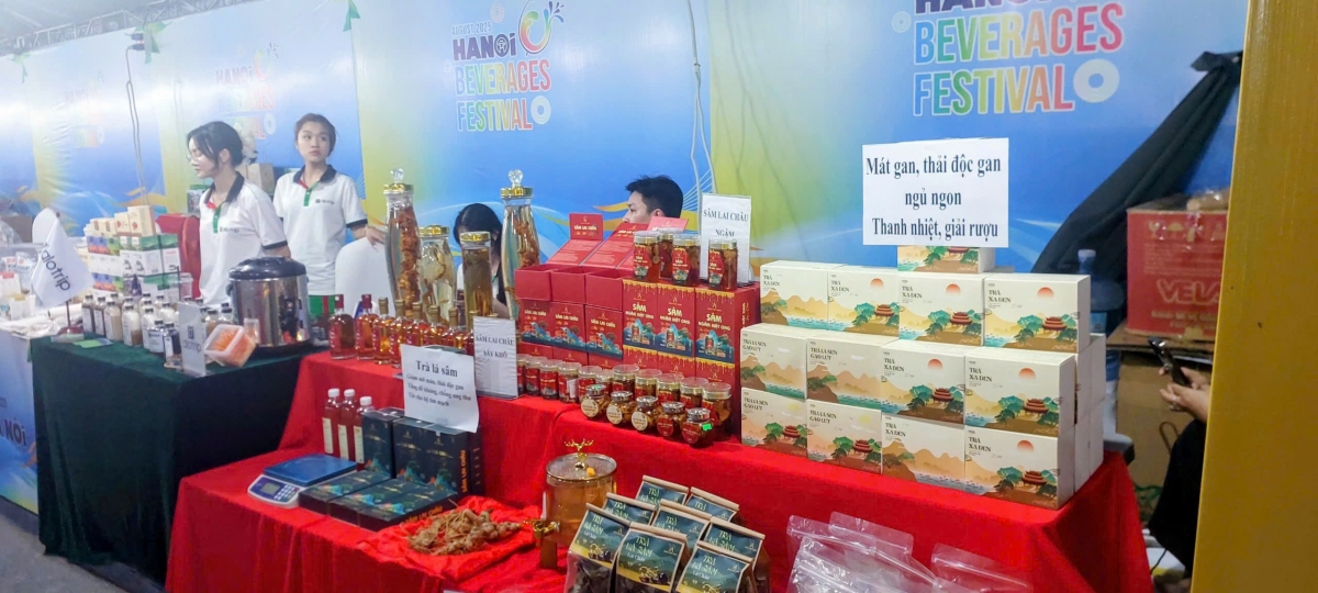 Nhiều món đồ uống phong phú đa dạng được trưng bày giới thiệu tại các gian hàng