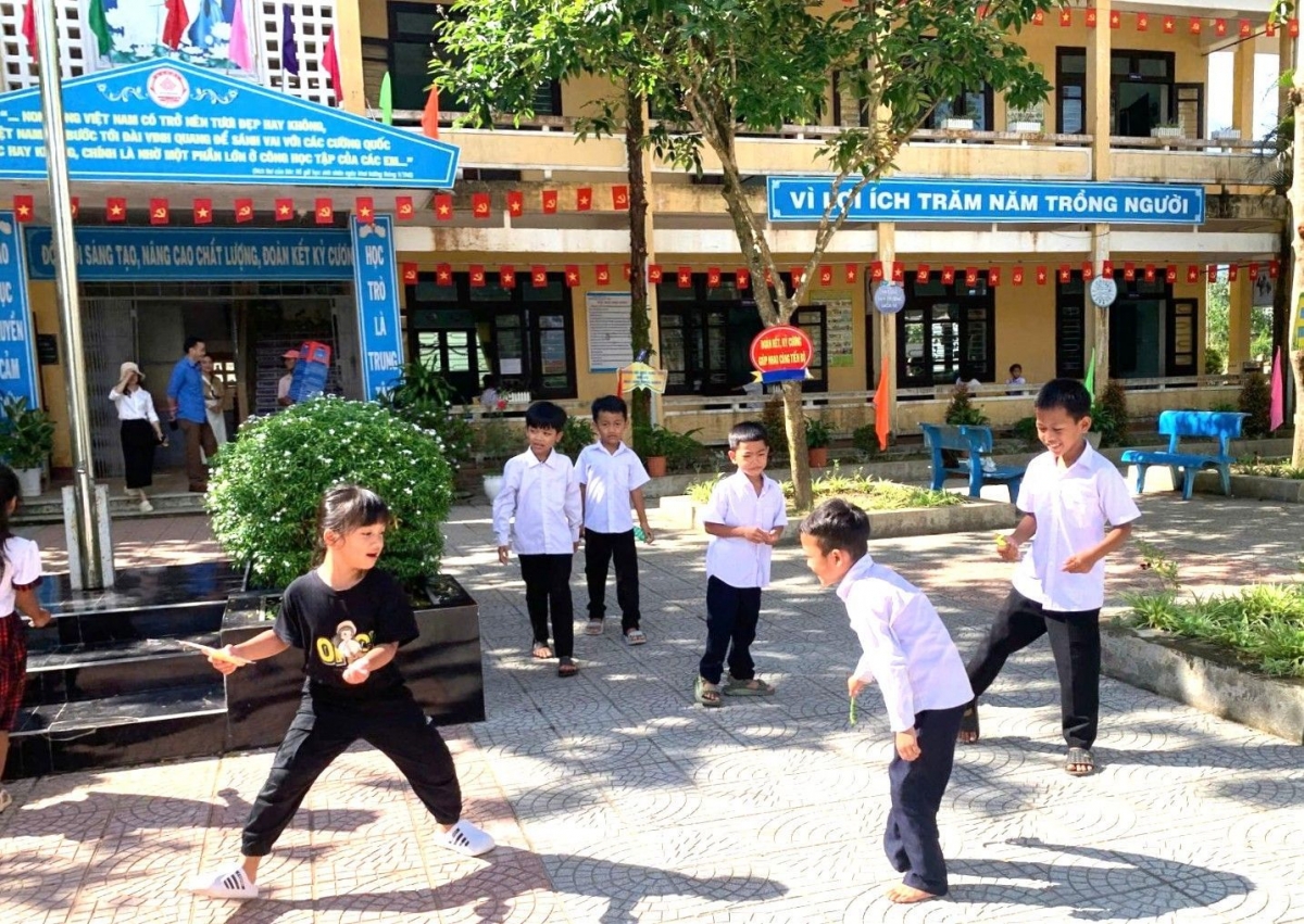 Niềm vui ngày tựu trường của học sinh miền núi thành phố Huế.