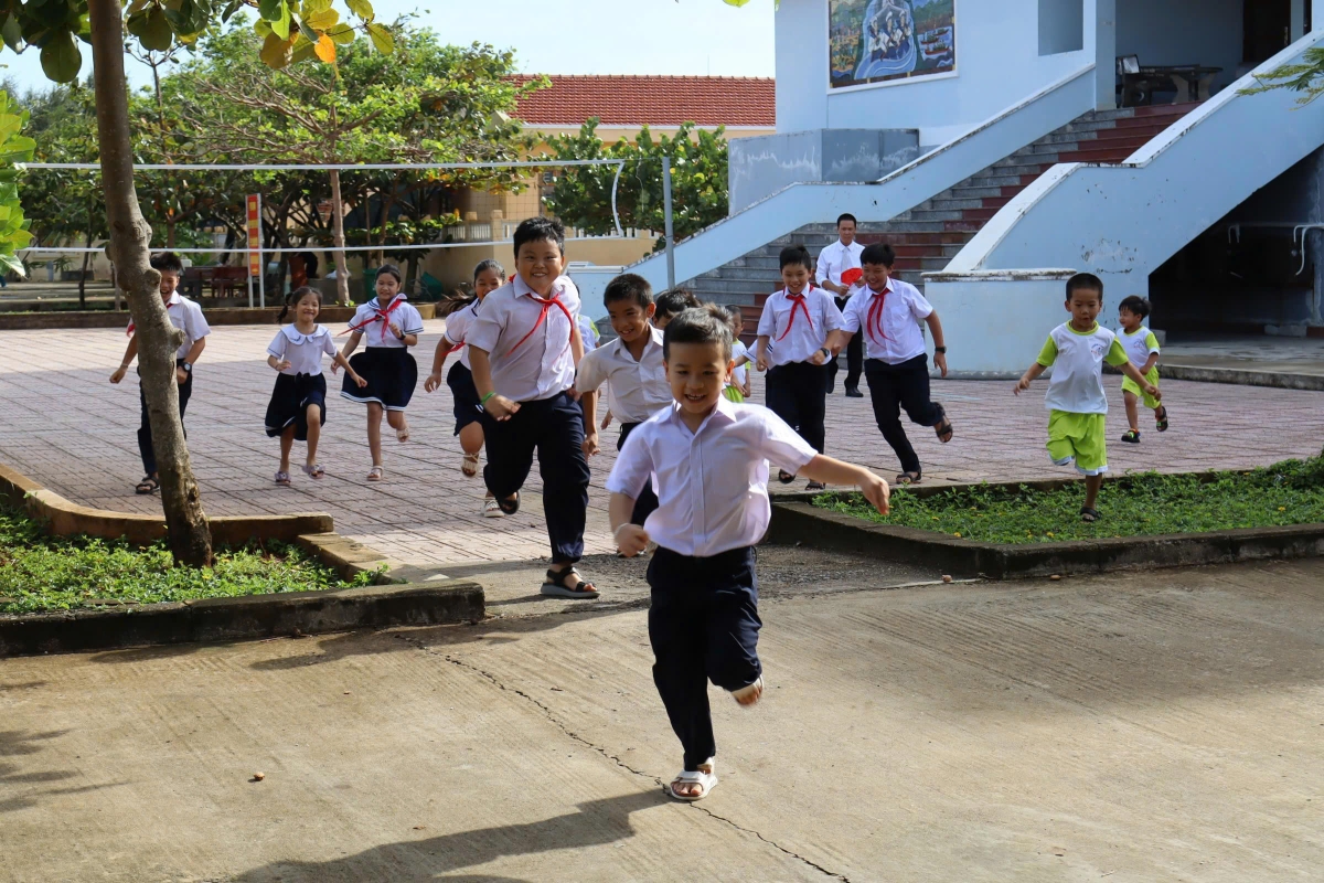 Niềm vui tới trường của các em học sinh ở Đặc khu Trường Sa
