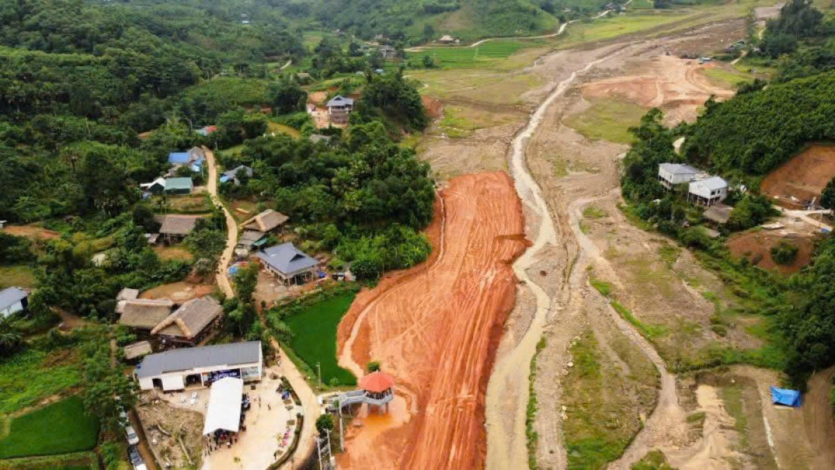 Lễ tưởng niệm diễn ra tại sân nhà văn hóa Làng Nủ cũ, nhìn ra cánh đồng có con suối Nủ nơi xảy ra thảm họa lũ quét