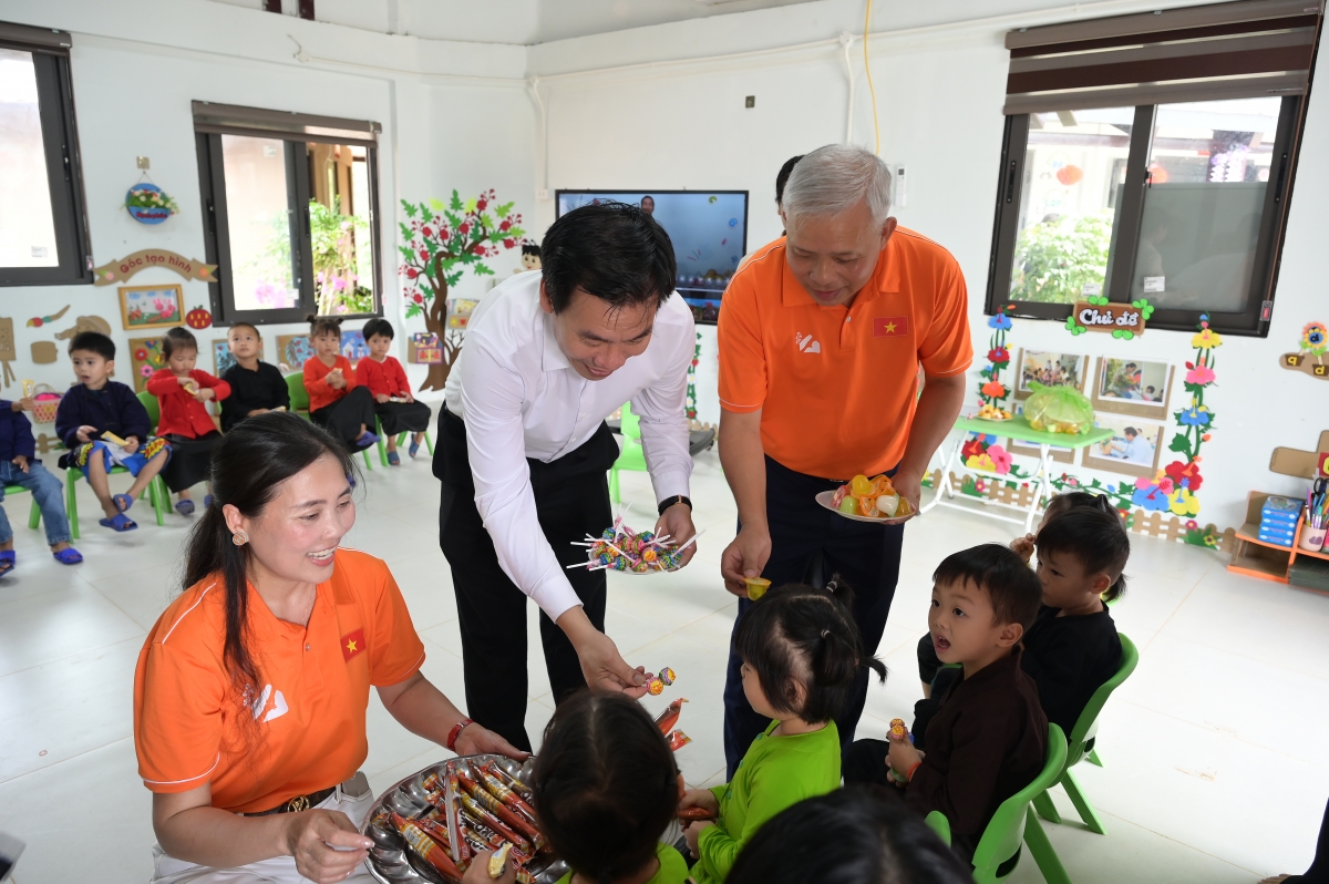 Thăm hỏi học sinh Làng Nủ vừa vào năm học mới

 