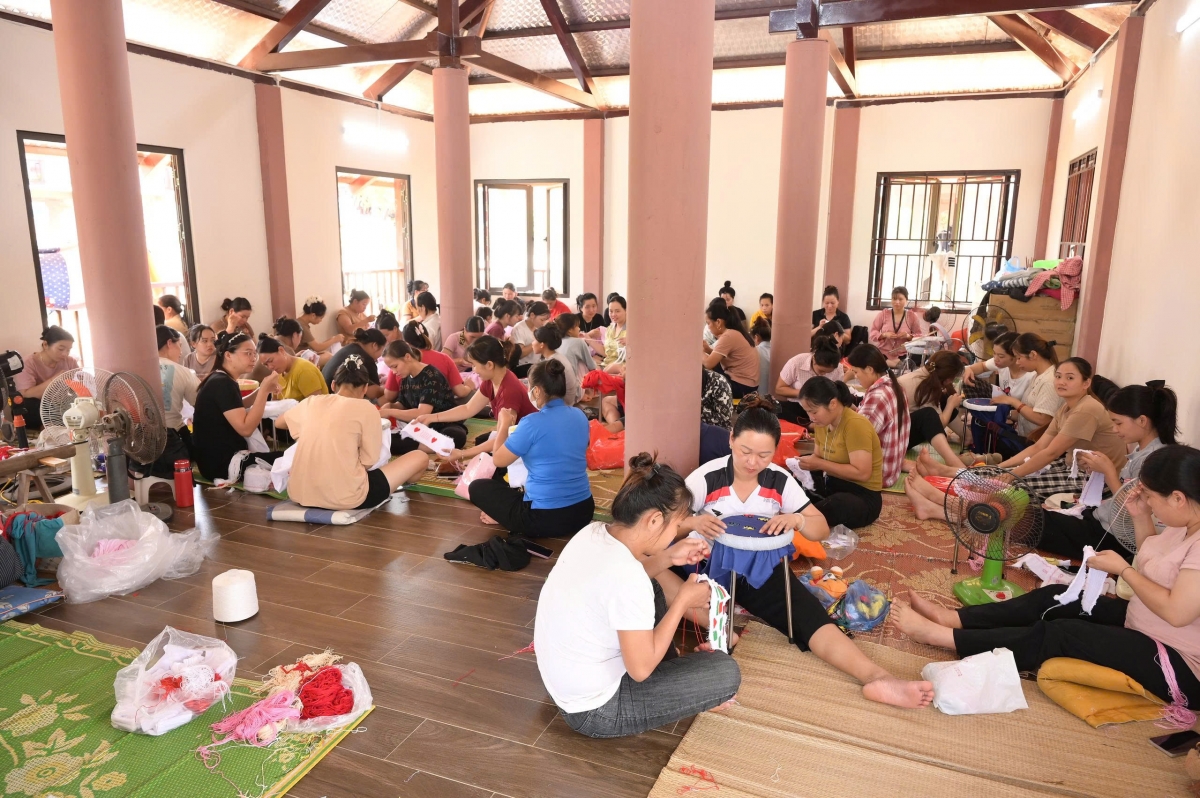 Nhiều chị em tham gia lớp dạy may thêu thủ công