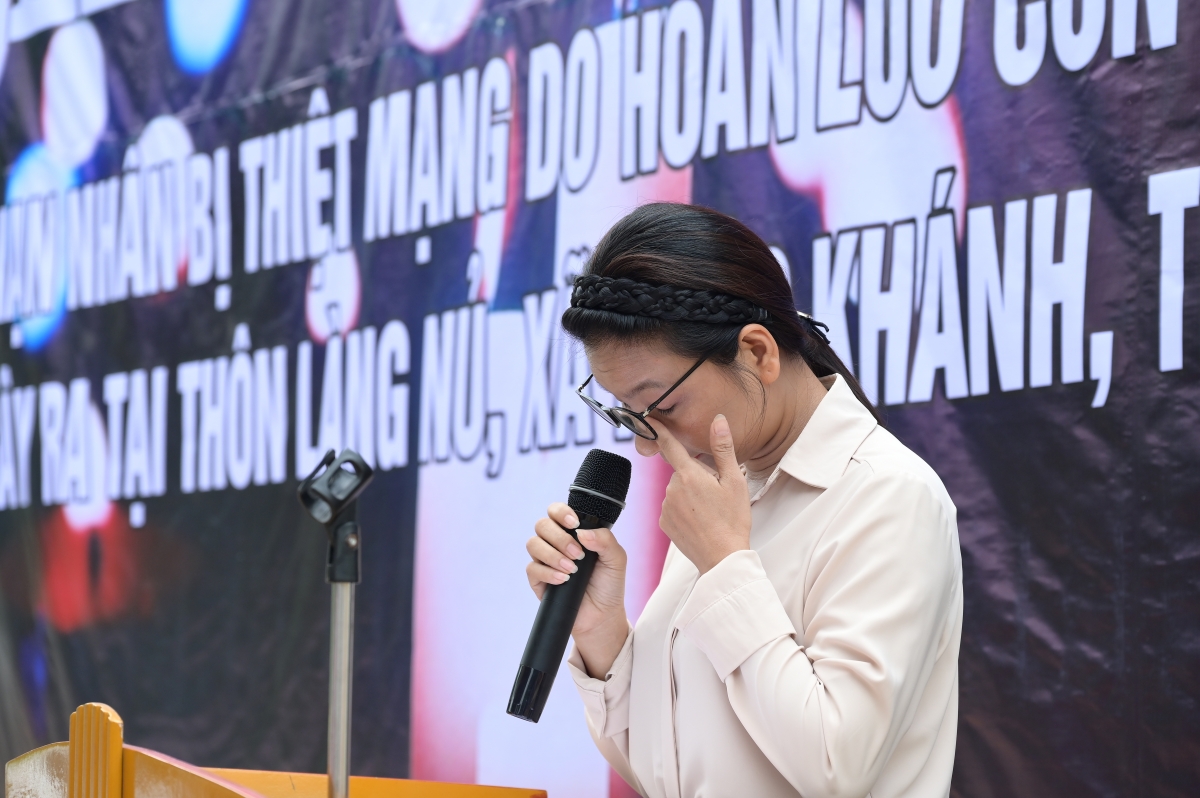 Bà Trịnh Thị Duyên, Chủ tịch UBND xã Phúc Khánh nghẹn ngào đọc diễn văn tưởng niệm