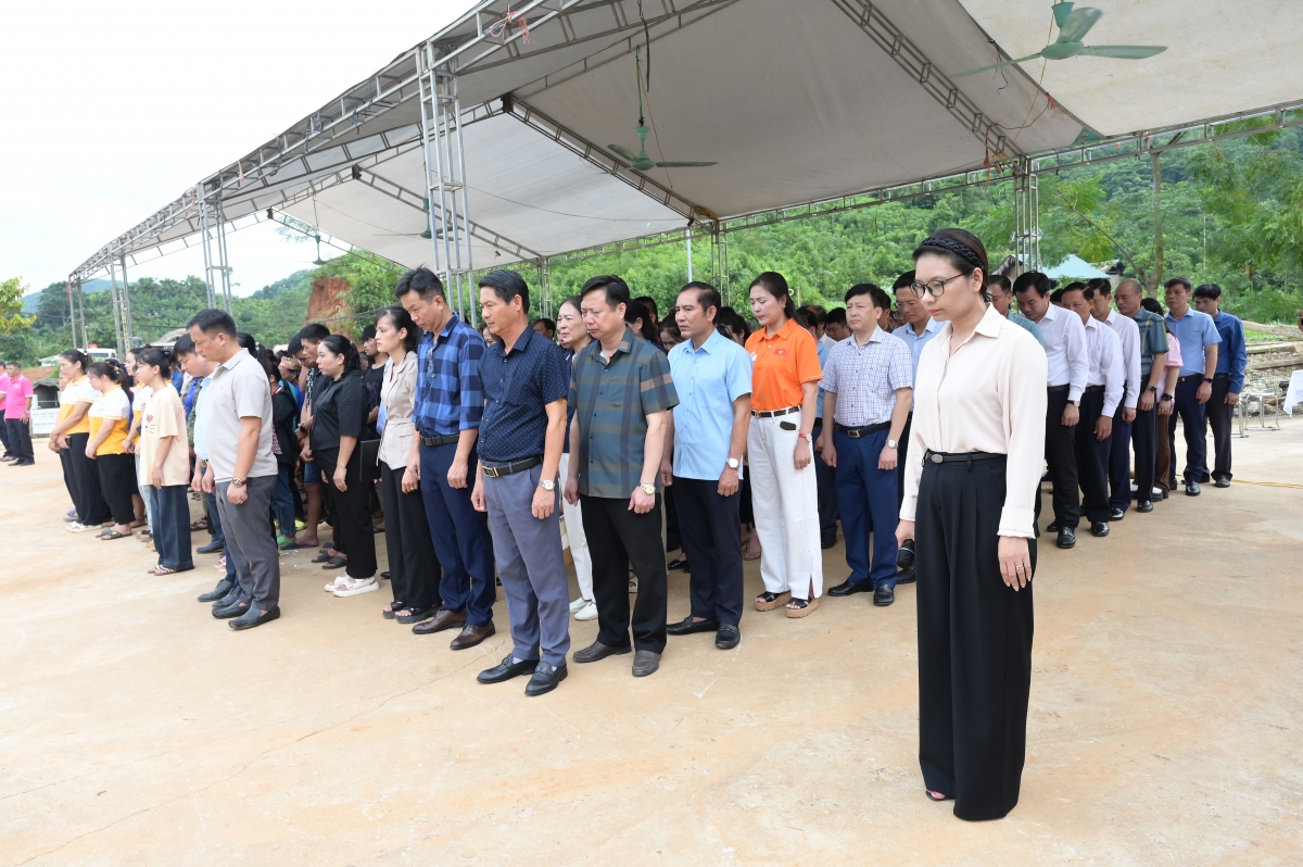 Người dân Làng Nủ và cấp ủy, chính quyền cùng các nhà hảo tâm mặc niệm các nạn nhân xấu số