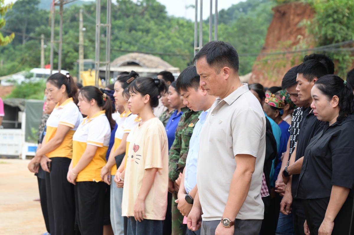 Không khí trầm mặc bao trùm