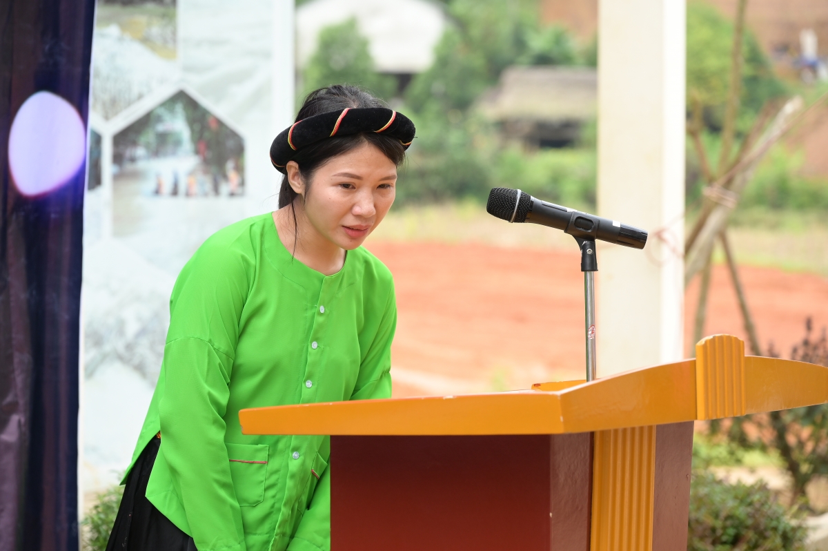 Đặng Thị Ních - người phụ nữ mất mẹ chồng, chồng và 2 con thay mặt nhân dân Làng Nủ lên phát biểu