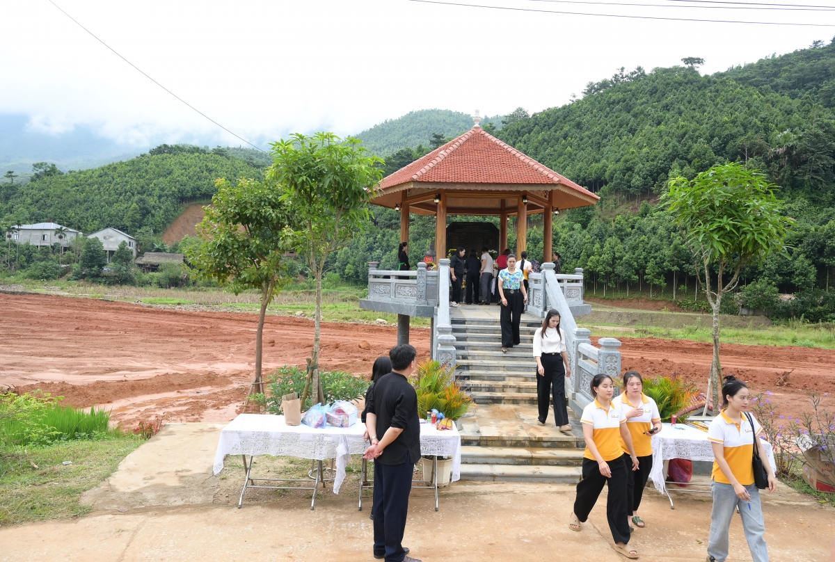 Đài tưởng niệm nơi có tấm bia ghi tên những người chết và mất tích sau lũ quét tại Làng Nủ