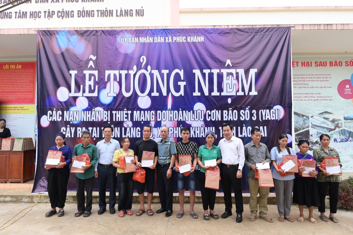 Tặng quà động viên bà con nhân dân Làng Nủ