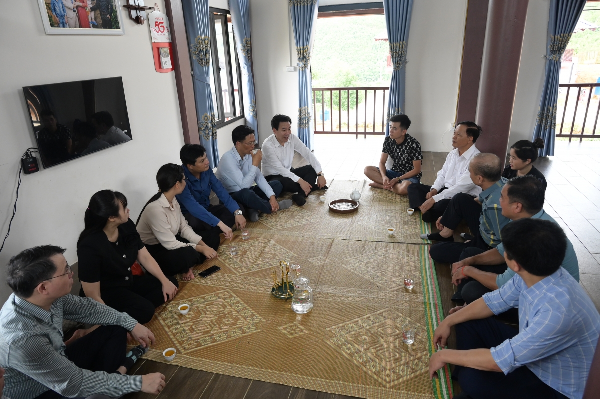 Thăm hỏi một hộ dân trong khu tái định cư