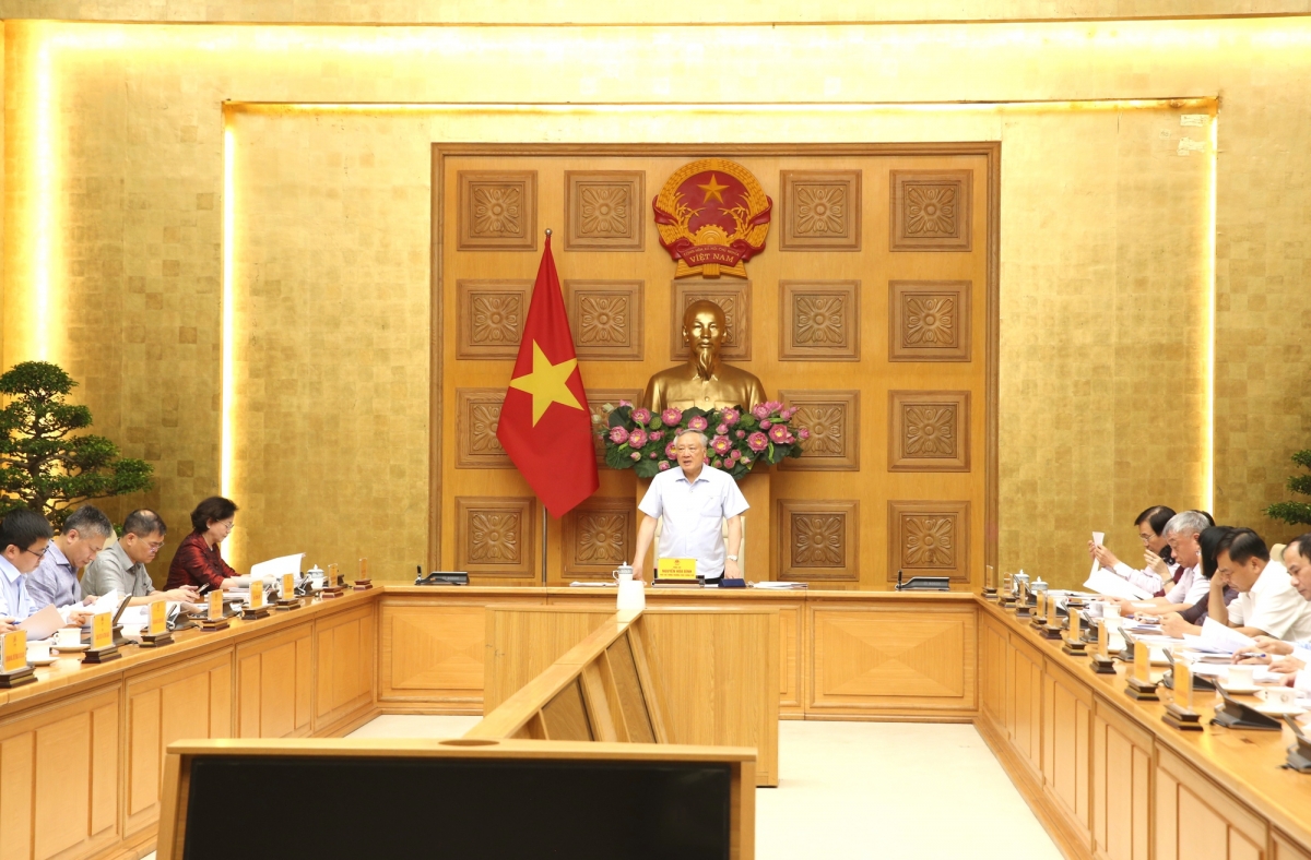Phó Thủ tướng Thường trực hoan nghênh Bộ Nội vụ đã xây dựng được dự thảo Báo cáo chuyên đề rất dày dặn, nhiều thông tin - Ảnh: VGP/Nguyễn Hoàng