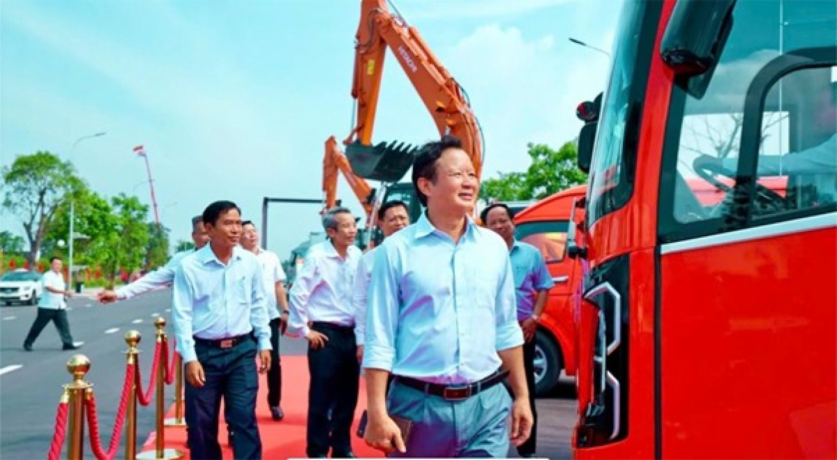Ông Lê Trường Lưu - Uỷ viên Trung ương Đảng, Bí Thư Thành Uỷ, Chủ tịch HĐND Thành phố Huế đến thăm khu vực trưng bày các dòng xe bus Kimlong