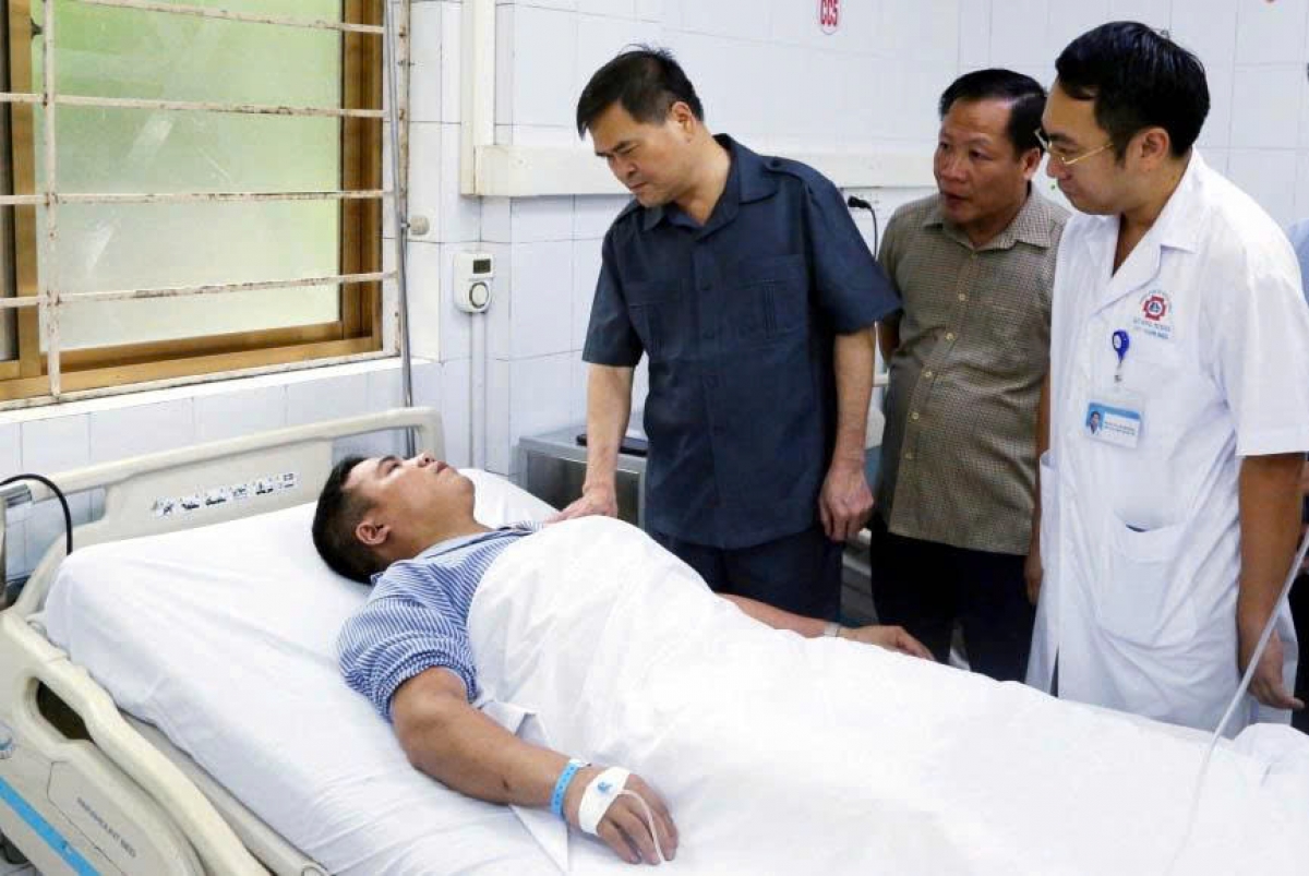 Ông Bùi Văn Khắng, Phó Bí thư Tỉnh uỷ, Chủ tịch UBND tỉnh Quảng Ninh động viên các công nhân bị thương hiện đang điều trị tại Bệnh viện Đa khoa tỉnh