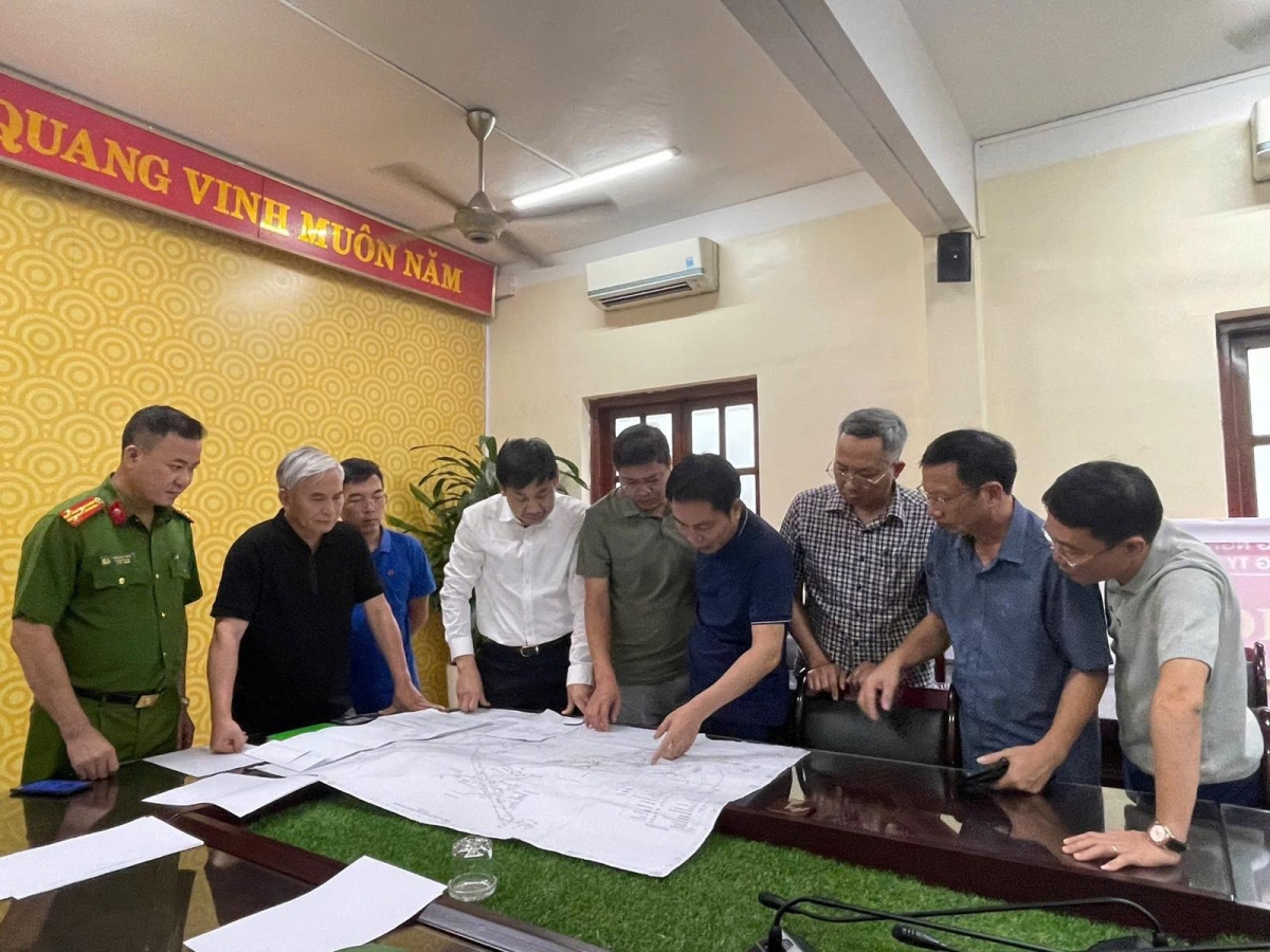 Ông Nguyễn Văn Công, Phó Chủ tịch UBND tỉnh Quảng Ninh (áo trắng) cùng lãnh đạo Tập đoàn Công nghiệp Than - Khoáng sản Việt Nam chỉ đạo trực tiếp công tác cứu nạn tại hiện trường