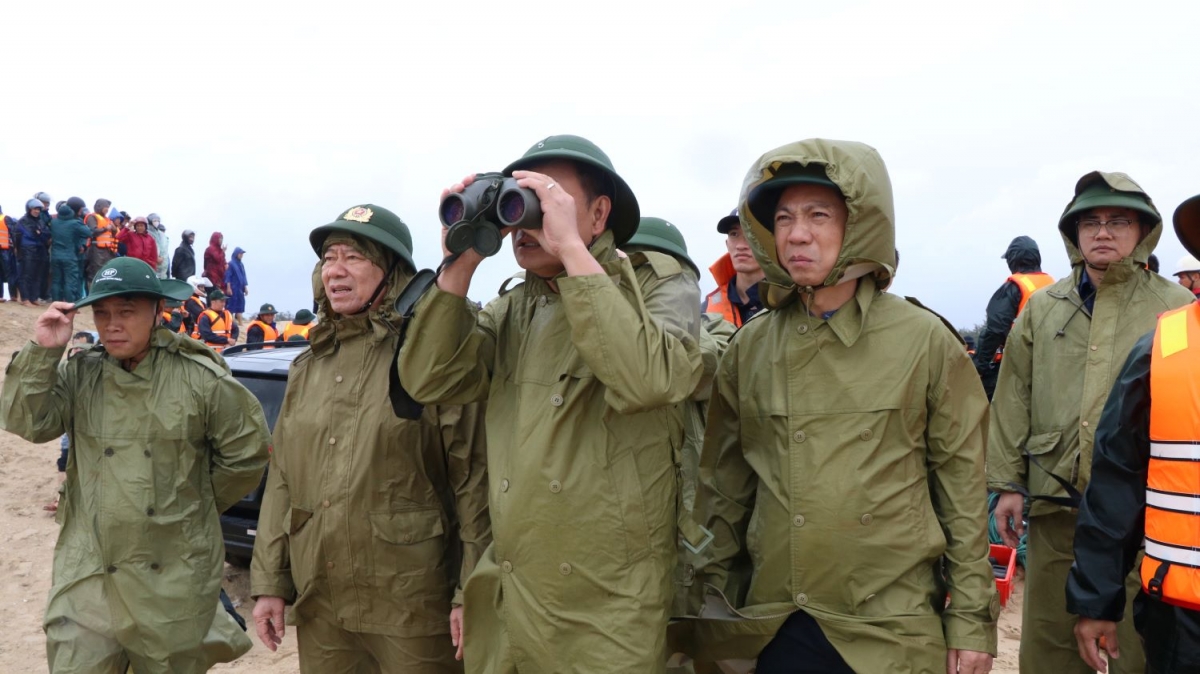 ong_le_ngoc_quang_cam_ong_nhom_bi_thu_tinh_uy_quang_tri_chi_dao_cong_tac_cuu_nan_cac_nan_nhan_tai_hien_truong.jpg