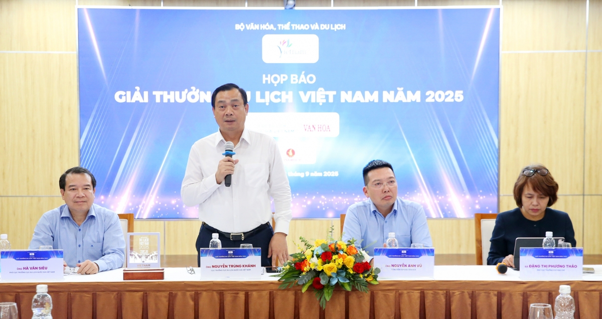Ông Nguyễn Trùng Khánh - Cục trưởng Cục Du lịch Quốc gia Việt Nam thông tin tại buổi họp báo Giải thưởng Du lịch Việt Nam 2025