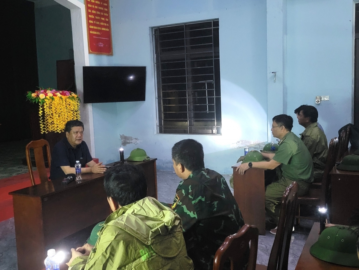 Ông Trần Phong, Chủ tịch UBND tỉnh Quảng Trị kiểm tra hiện trường sau khi cơn bão đi qua.