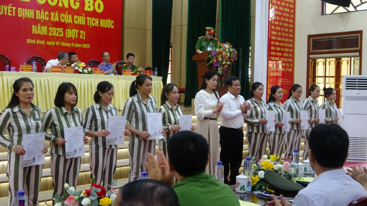Các phạm nhân nhận quyết định đặc xá