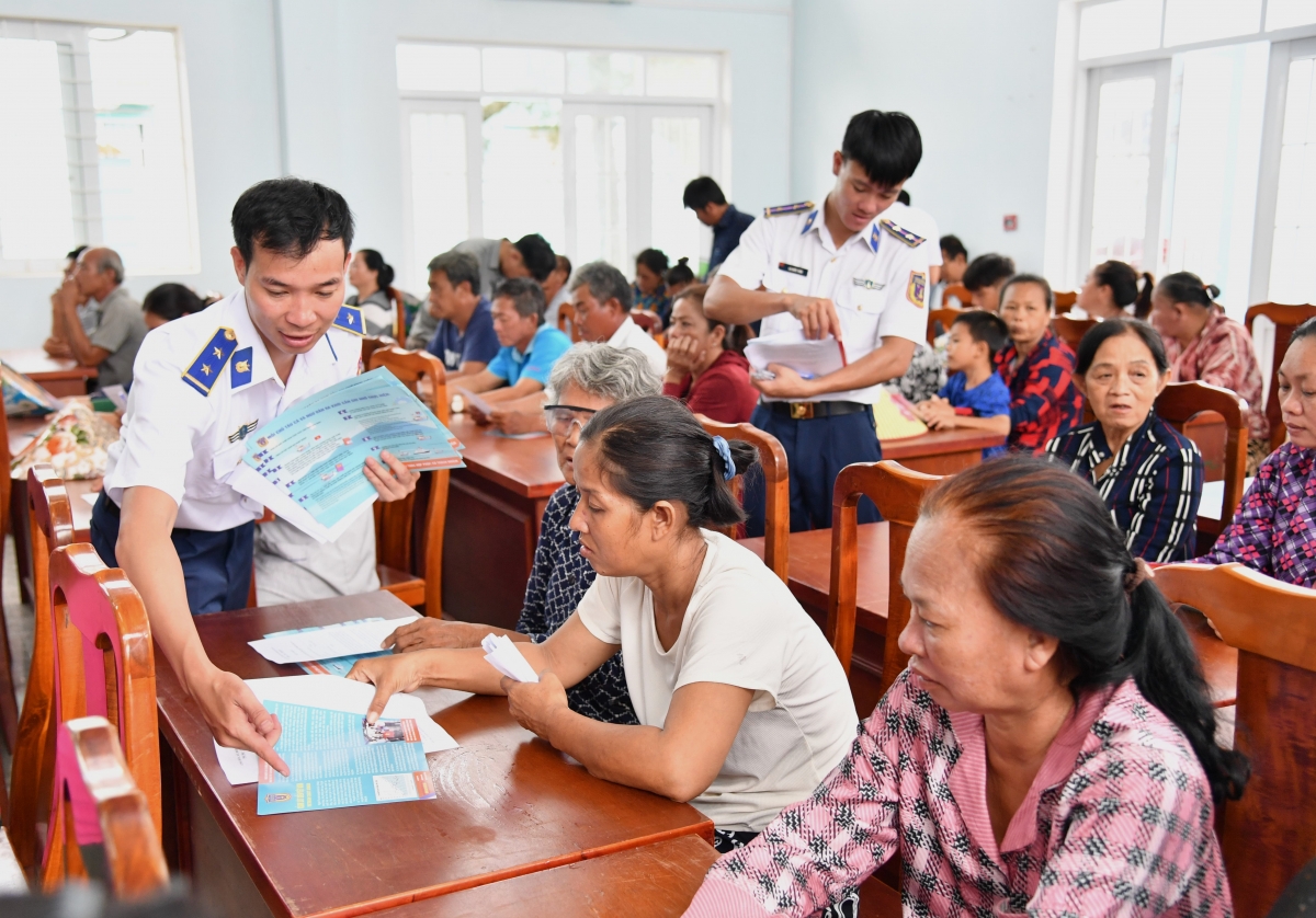 Phát tờ rơi tuyên truyền chó ngư dân