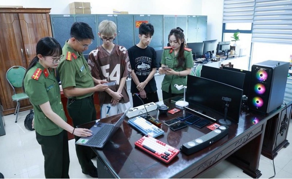 Phòng An ninh mạng và phòng, chống tội phạm sử dụng công nghệ cao Công an tỉnh Lạng Sơn làm việc với 02 đối tượng Hoàng Vạn Sơn và Đinh Bảo Thái (nguồn ảnh công an tỉnh Lạng Sơn cung cấp)