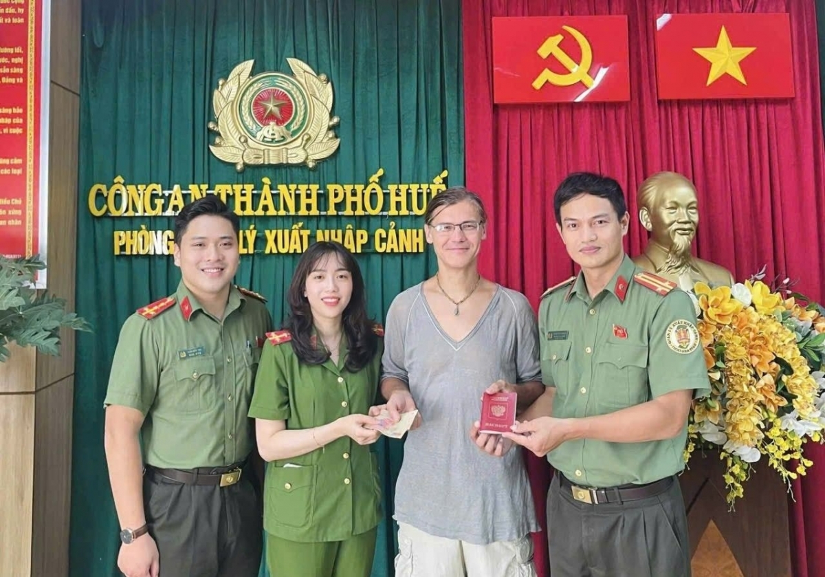 Phòng Quản lý xuất nhập cảnh Công an thành phố Huế và Công an phường Kim Long trao trả lại tài sản cho du khách Nga