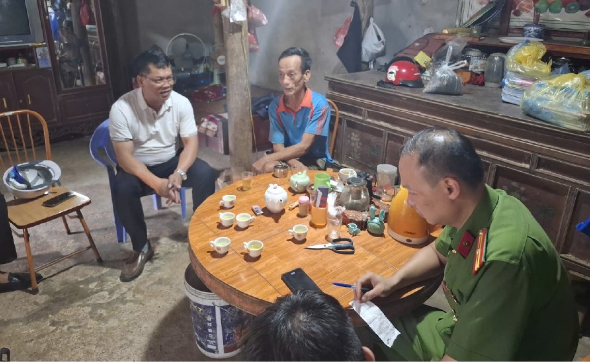 Công an xã Hùng Việt phối hợp với Đội QLĐLKV Cẩm Khê (PC Phú Thọ) cung cấp thông tin chính xác cho khách hàng.