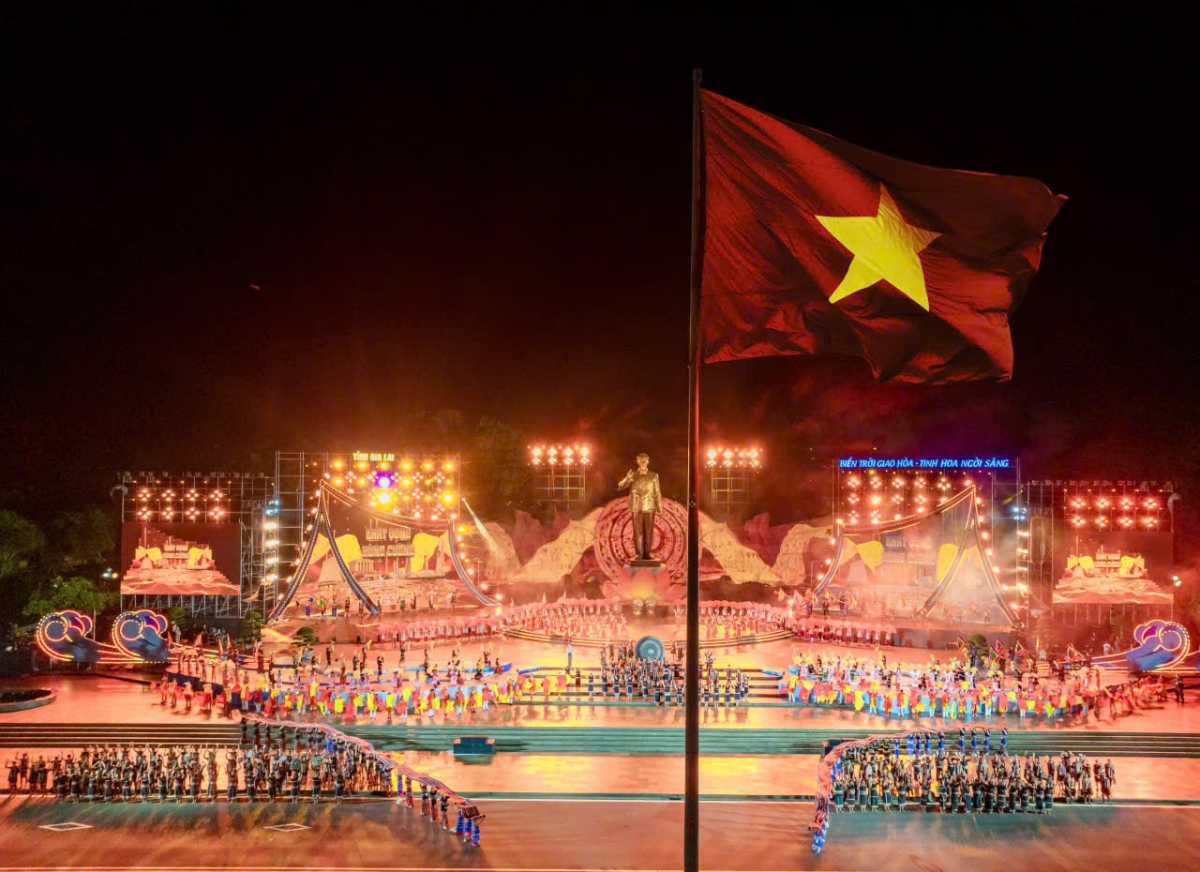 Hàng trăm nghệ sĩ biểu diễn dưới mưa, trong hiệu ứng âm nhạc, ánh sáng được dàn dựng công phu, tạo nên chương trình giàu cảm xúc.