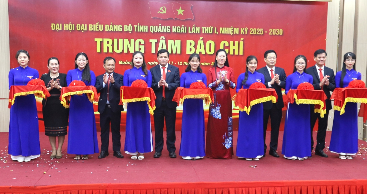 Bà Bùi Thị Quỳnh Vân, Bí thư Tỉnh ủy Quảng Ngãi (thứ 6 từ phải sang) thực hiện nghị thức cắt băng khai trương Trung tâm Báo chí Đại hội Đại biểu Đảng bộ tỉnh Quảng Ngãi lần thứ I, nhiệm kỳ 2025 - 2030.