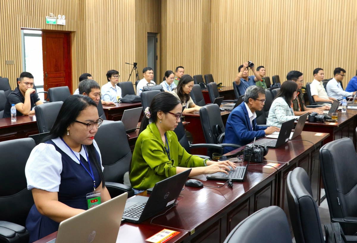 Các phóng viên tác nghiệp tại khai trương Trung tâm Báo chí Đại hội Đại biểu Đảng bộ tỉnh Quảng Ngãi lần thứ I, nhiệm kỳ 2025 - 2030.