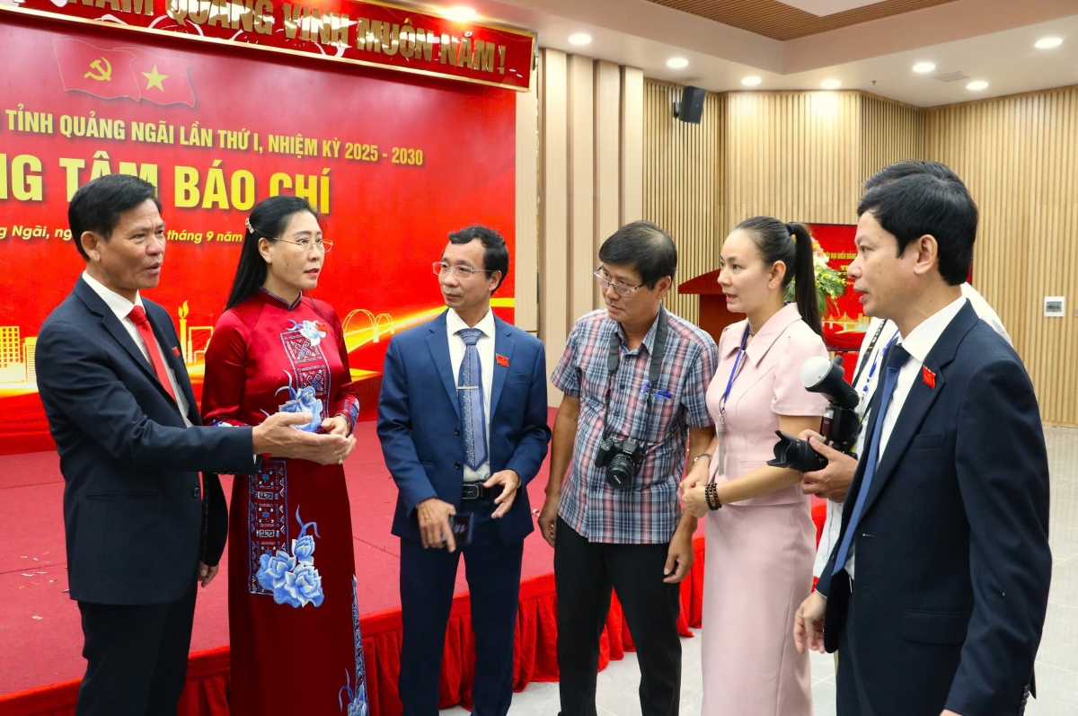 Bà Bùi Thị Quỳnh Vân, Bí thư Tỉnh Quảng Ngãi (thứ 2 từ trái sang) trao đổi với phóng viên và đại diện các cơ quan báo chí tác nghiệp Đại hội.