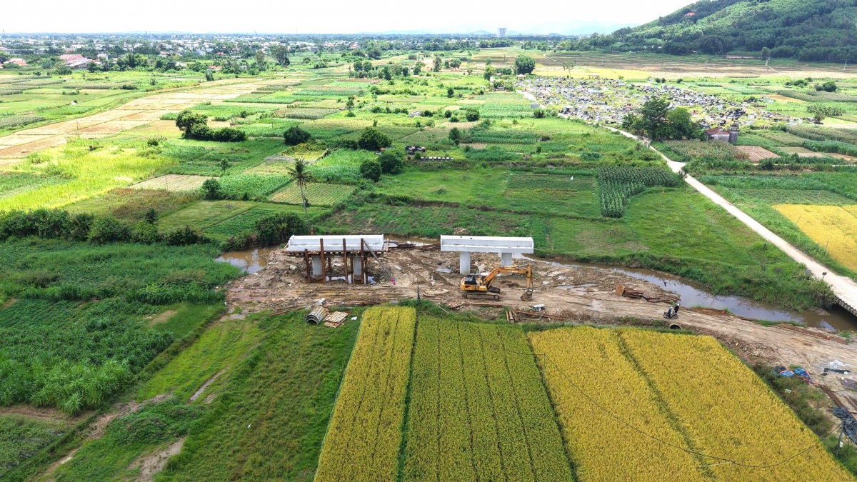 Nhà thầu khẩn trương xây dựng cầu.