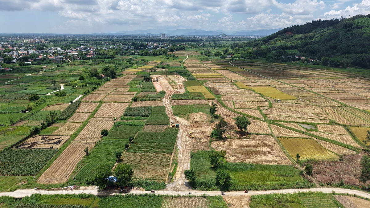 Vướng mặt bằng đang cản trở tiến độ thi công dự án đường Hoàng Sa - Dốc Sỏi,