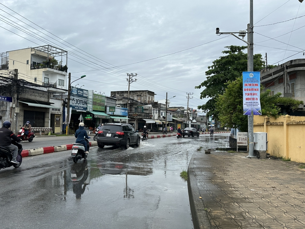 Quốc lộ 91 (đoạn từ Km0 – Km7) nhiều điểm bị ngập khi triều cường lên cao.