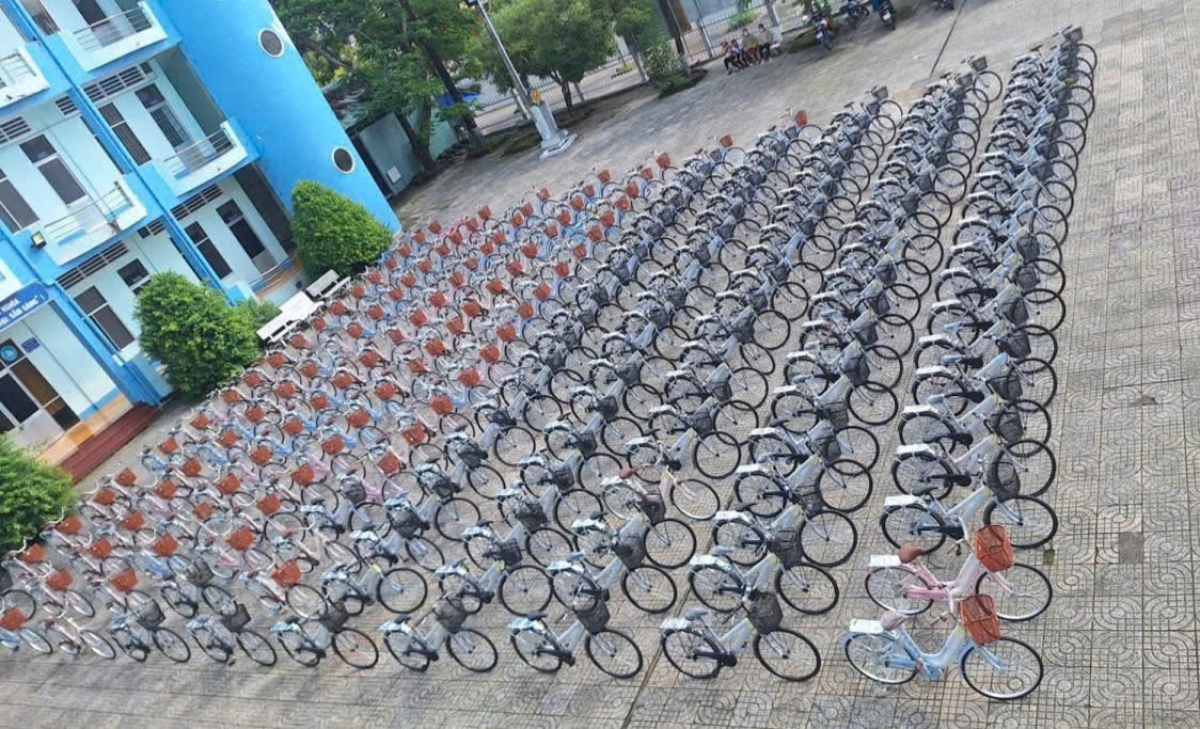 Hàng trăm xe đạp được Quỹ khuyến học Võ Văn Kiệt trao tặng cho các em học sinh có hoàn cảnh khó khăn vào đầu năm học mới để các em có phương tiện đến trường.