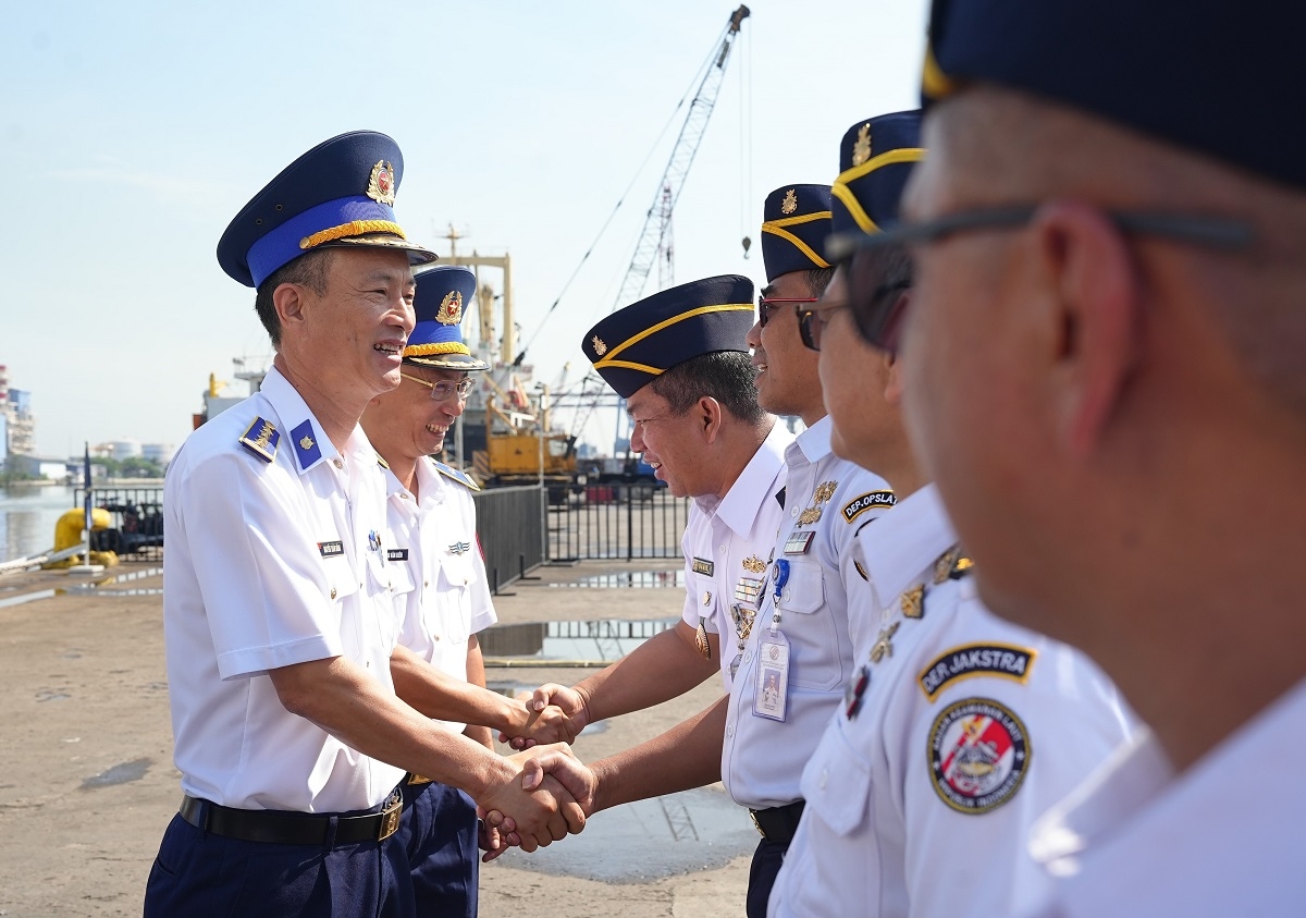 Đại tá Nguyễn Trần Đông - Phó Tư lệnh Vùng Cảnh sát biển 3 chào tạm biệt các đại biểu tham dự Lễ tiễn tàu.