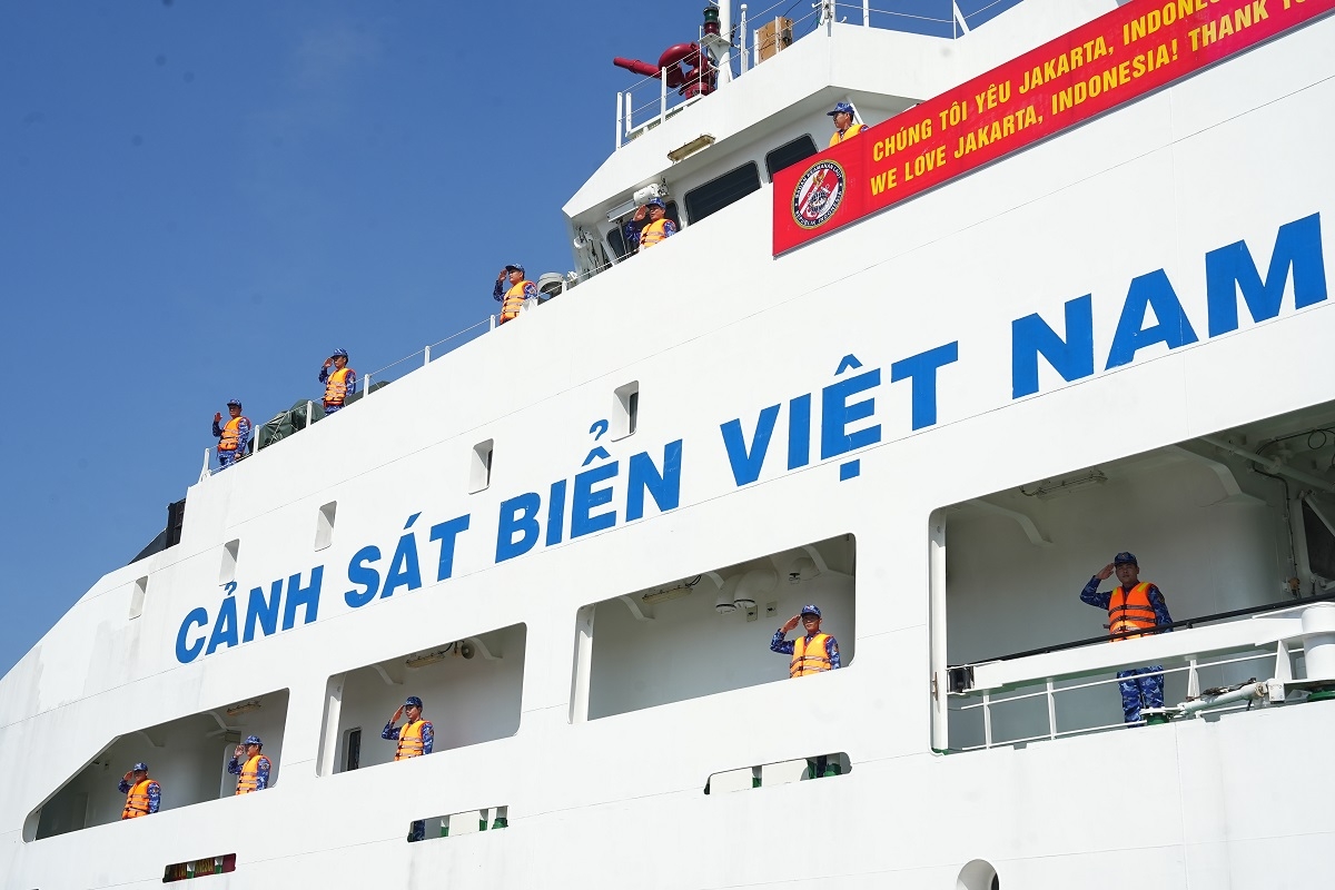 Đoàn công tác Cảnh sát biển Việt Nam thực hiện nghi thức chào cảng.